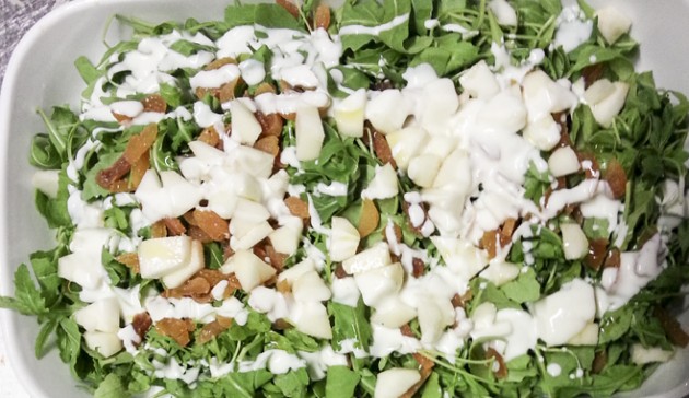 insalata di rucola albicocche secche pere e salsa di yogurt e rafano