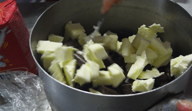 metti-in-pentola-burro-e-cioccolato
