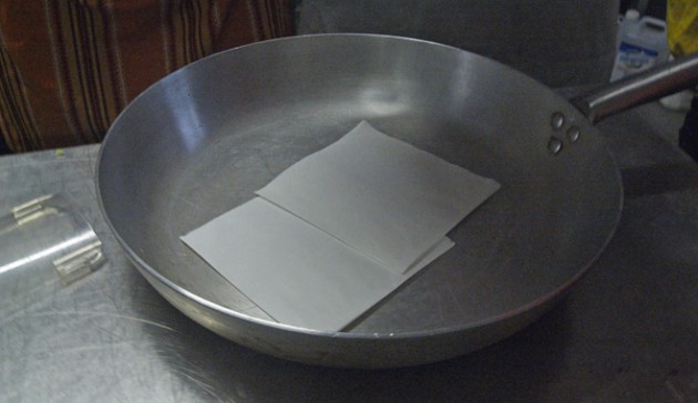metti-la-carta-sul-fondo-della-padella