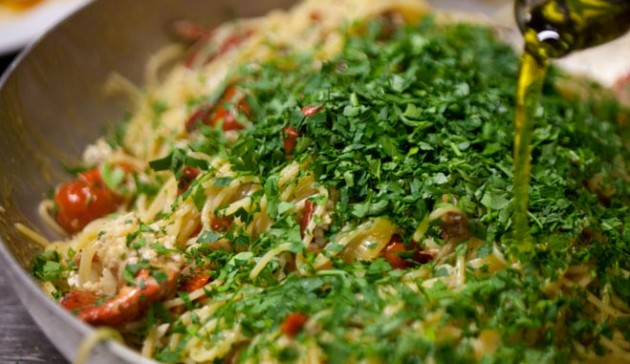 lontano-dal-fuoco-unisci-prezzemolo-olio-e-aglio-tritato