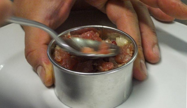 componi-la-tartare-di-tonno-nel-coppapasta