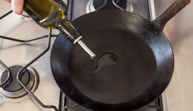 metti-olio-nella-padella-di-ferro-calda