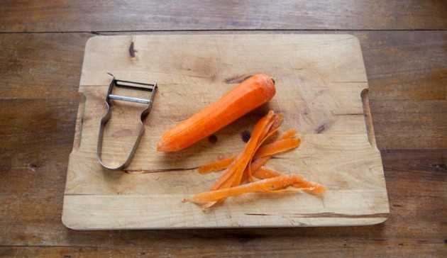 sbuccia-la-carota-con-il-pelapatate