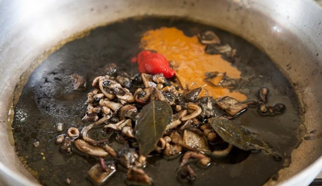 unisci-1-cucchiaio-di-concentrato-di-pomdoro-e-1-del-ristretto-dei-gamberi