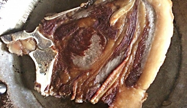 cottura-secondo-lato-della-costata-di-manzo-in-padella-di-ferro