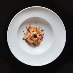 Belga saltata con gamberi e scaglie di cioccolato